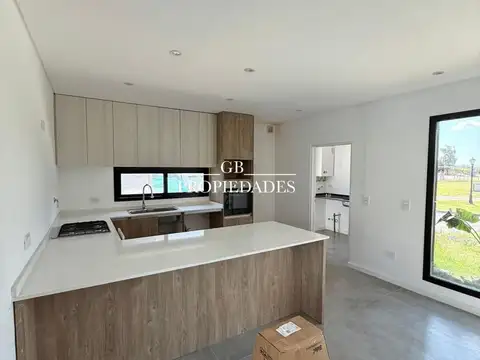 Casa en Venta con 3 cocheras