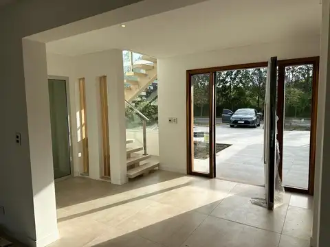 Casa en Venta con 2 cocheras