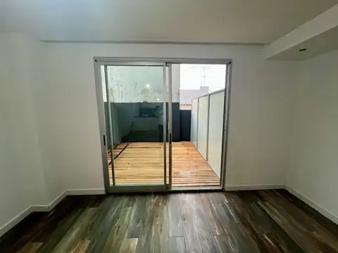 VENTA DE MONO AMBIENTE 1er PISO CON PATIO