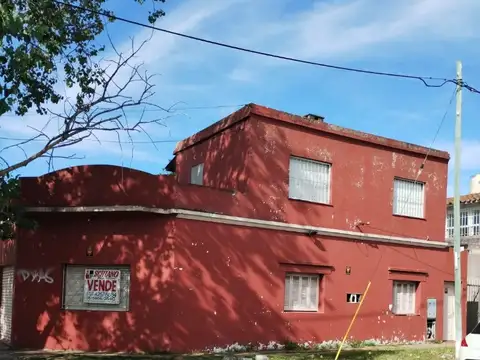 CASA EN DOS PLANTAS . USO PROFESIONAL.