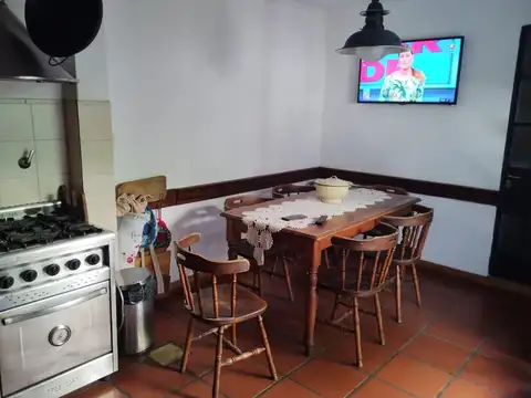 CASA DE ESTILO DE 3 AMBIENTES CON COCHERA Y JARDIN