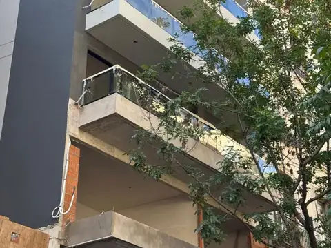 Edificio ubicado a 1/2 cuadra Facultad de Medicina