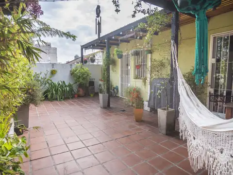 Venta PH de 6 Ambientes con Patio, dos terrazas y Cochera cubierta, Flores
