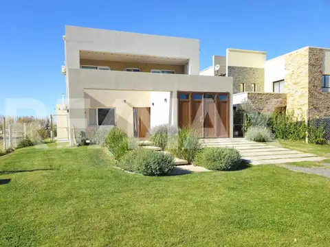 Casa en Venta en Cinco Saltos, USD 380.000