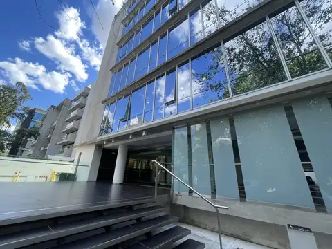 Oficina en Alquiler con 8 cocheras