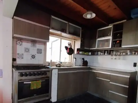 Casa 6 ambientes con 2 baños