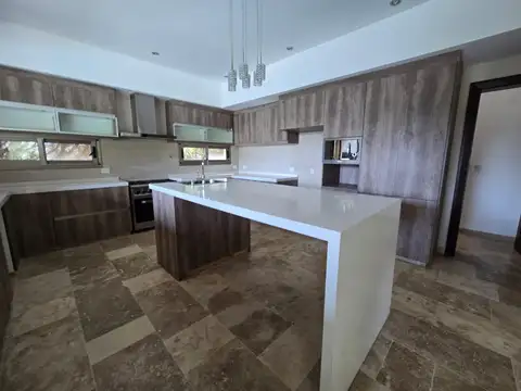 Casa 7 ambientes con 4 baños