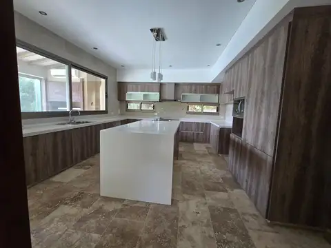 Casa en Alquiler con 2 cocheras