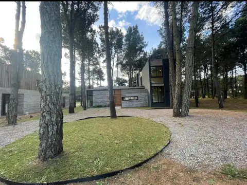 Casa 5 ambientes con 4 baños