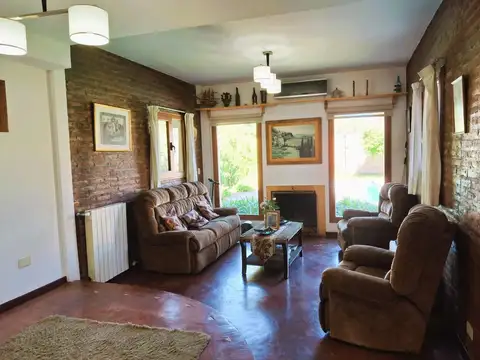 Casa 8 ambientes con 3 baños