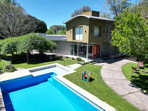 Casa 8 ambientes con 4 baños