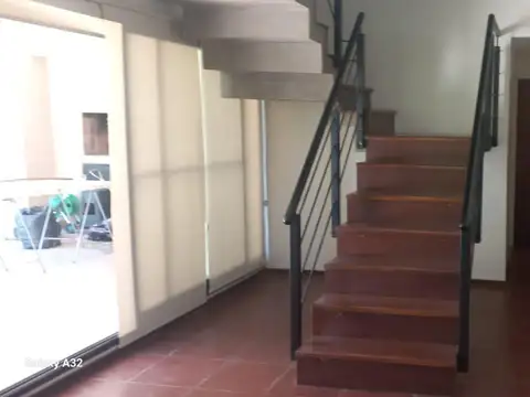 Casa 6 ambientes con 2 baños