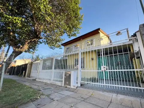 CASA 4 AMB EN VENTA VILLA ADELINA JARDIN COCHERA