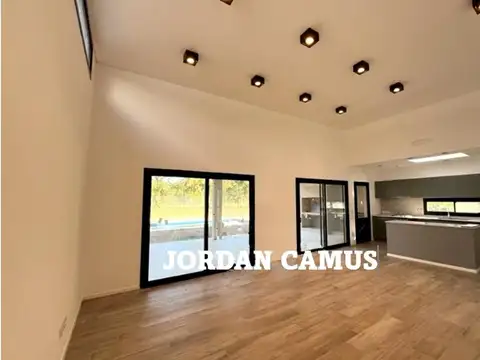 Casa en Venta con 4 cocheras