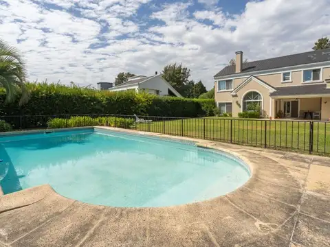 Casa en Venta 9 ambientes Abril Club de Campo