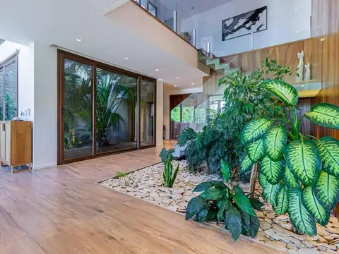 Casa 8 ambientes con 5 baños