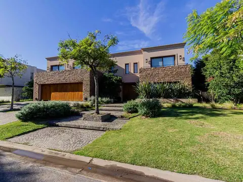 Barrio El Golf de Nordelta - Casa 540 m2 cubiertos sobre lote 1.450 m2