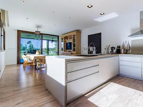 Casa en Venta con 2 cocheras