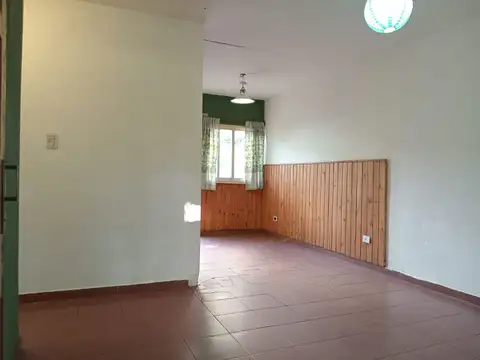 Casa 5 ambientes con 1 baño