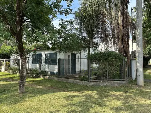 Casa en  esquina de Boulevard Ferrari y 25 de Mayo