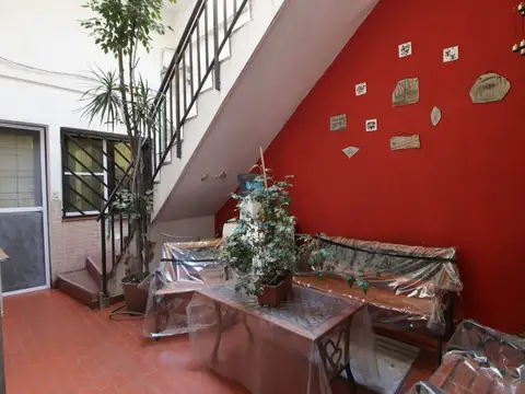 Vivienda Multifamiliar 6 ambientes + 2 Locales