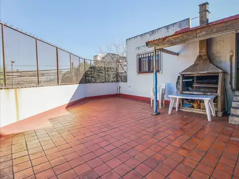 Vivienda Multifamiliar 6 ambientes + 2 Locales