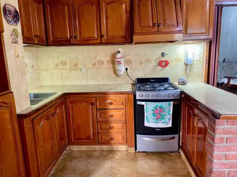 Casa 6 ambientes con 2 baños