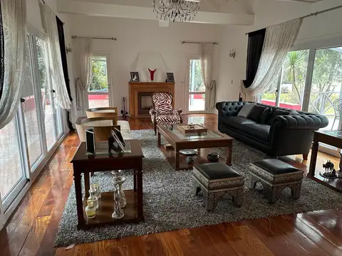 Casa 8 ambientes con 6 baños