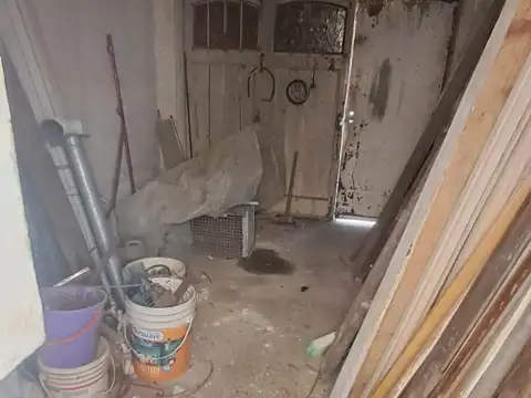 CASA 4 AMB CON LOCAL, DEPOSITO, COCHERA CUBIERTA, PATIO Y TERRAZA POR TODA LA SUPERFICIE CON QUINCHO.REF. 884