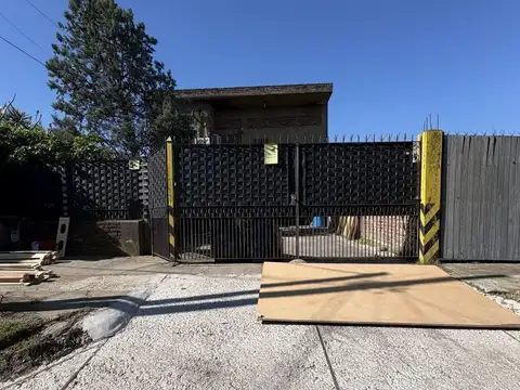 Galpón de 300 mts con techo de losa, playa de maniobra y entrada para camión