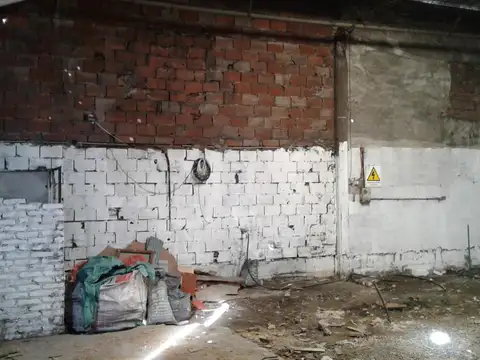 Galpón 240m2 c/Local s/Lote 10x44