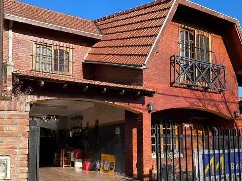 Casa 7 ambientes con 2 baños