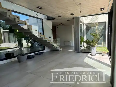 Casa en Venta con 4 cocheras