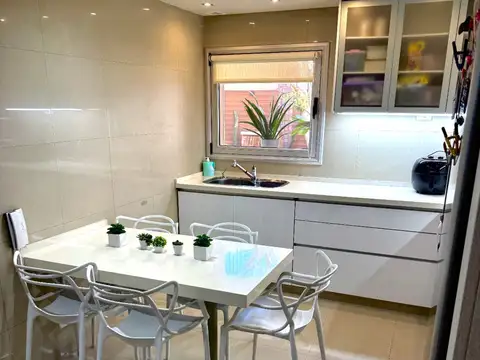 Casa 5 ambientes con 3 baños