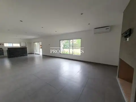 Casa en Alquiler con 2 cocheras