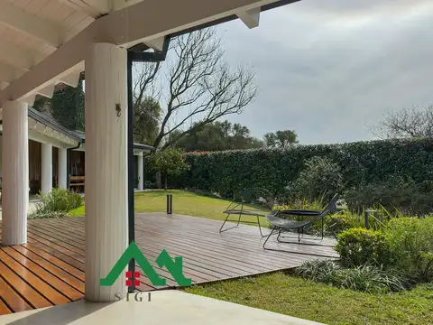 Casa de lujo en venta en Lomas de la Carolina con pileta, jardín y patio amplio y verde