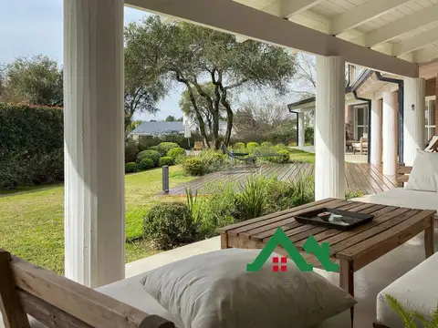 Casa de lujo en venta en Lomas de la Carolina con pileta, jardín y patio amplio y verde