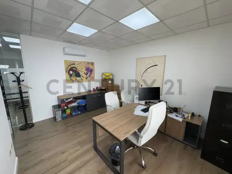 Galpón con oficinas y locales en venta en La Plata