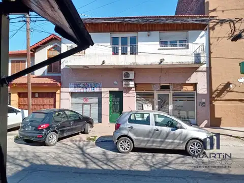 Casa con local y departamento en el centro de José C. Paz
