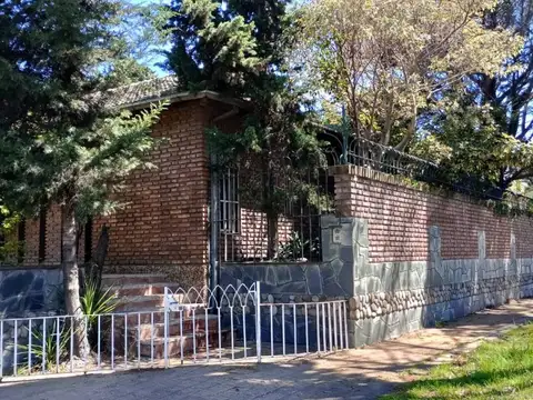 CASA EN VENTA 4 AMBIENTES ZONA RESIDENCIAL CON COCHERA Y PARRILLA