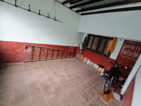 Casa 6 ambientes con 2 baños