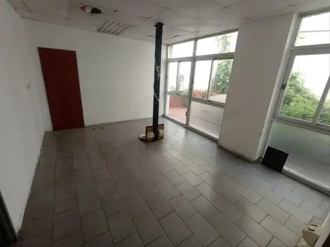 Oficina 30 ambientes con 4 baños