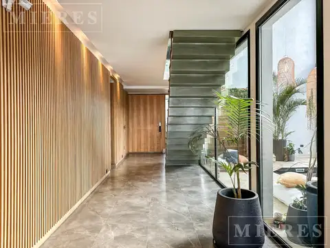 Casa en venta amoblada y equipada , sobre lote a la laguna Barrio Costas Puertos