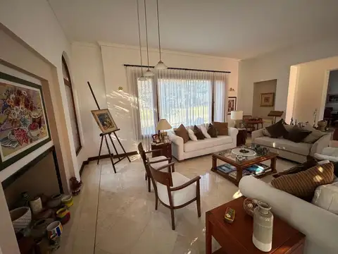 Casa en Venta en Abril Club De Campo, USD 2.400.000