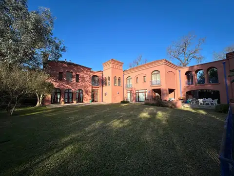 Casa en venta en Abril Club De Campo