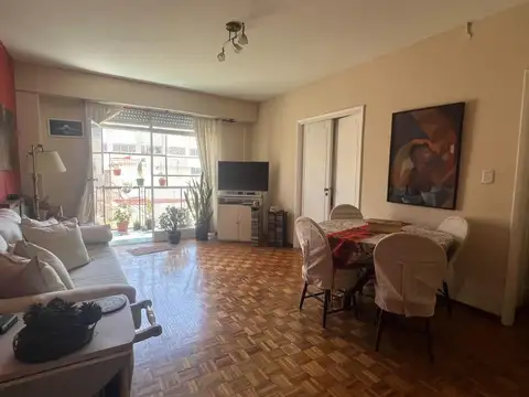 Departamento de 4 ambientes con balcón y baulera