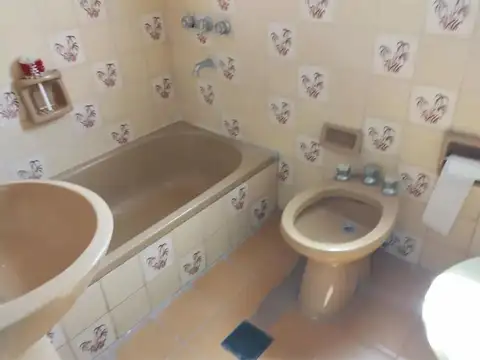 Casa 4 ambientes con 1 baño