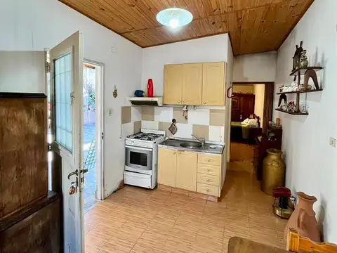 Casa con Departamento en Venta. 3 dormitorios, patio con parrilla, galería y cochera. Centro Zárate