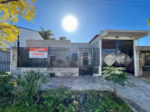 Casa con Departamento en Venta. 3 dormitorios, patio con parrilla, galería y cochera. Centro Zárate