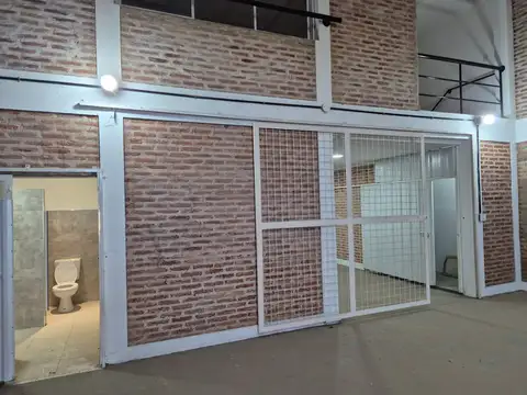Galpón de mas de 320 mt2 en Alquiler con privados